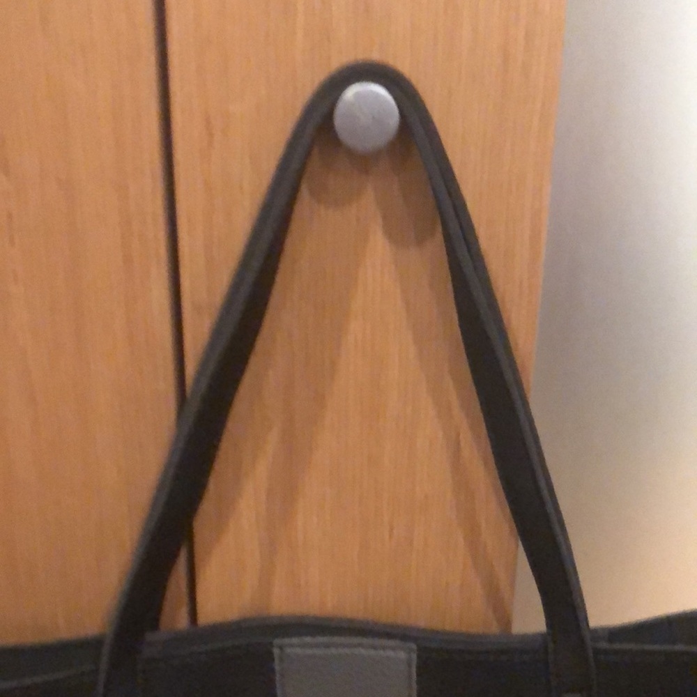 ✔️ Donated Vince Camuto Pebbled Vegan Leather Luck Tote Bag (discount) - Picture 4 of 16